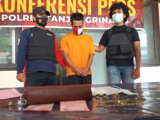 Pelaku Ar saat diperlihatkan beserta barang bukti (BB) kejahatan oleh Unit Macan Timur pada Press Relese di Mako Polsek Tanjungpinang Timur